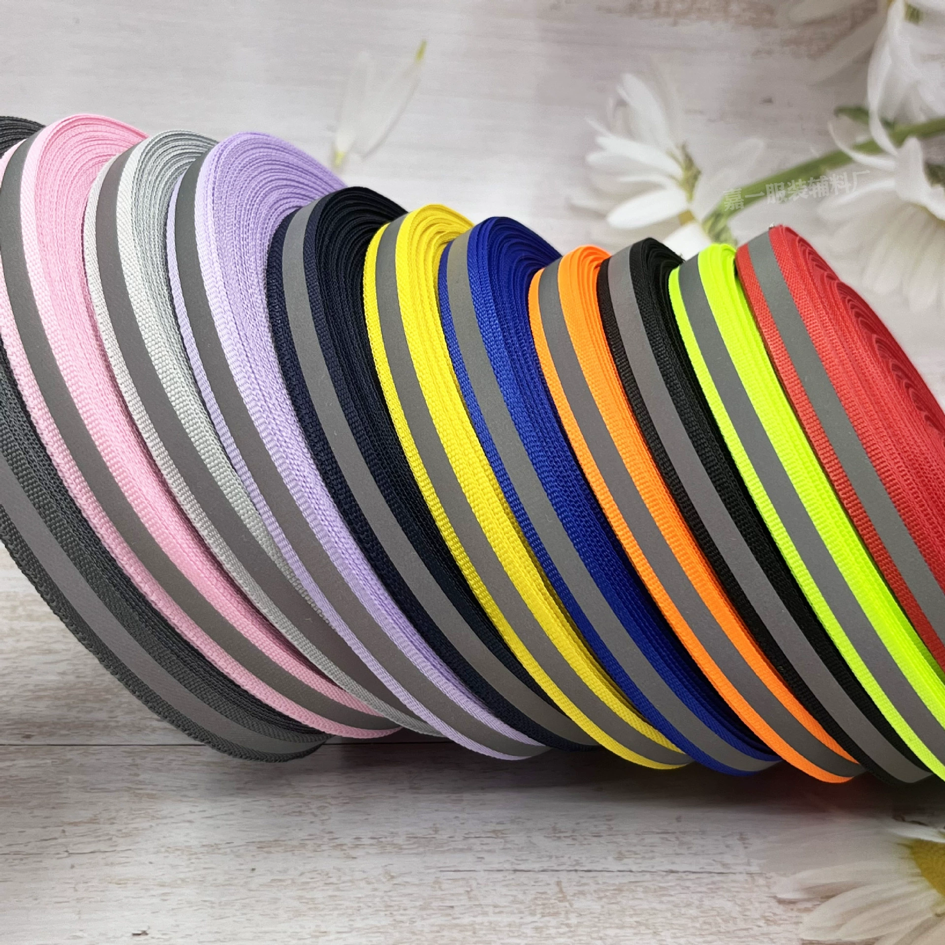 Красочная светоотражающая школьная форма, санитарная и пожарная форма, полоски по краям, края брюк, боковые полоски, обувь, шапки, сумки, декоративные полоски по краям.