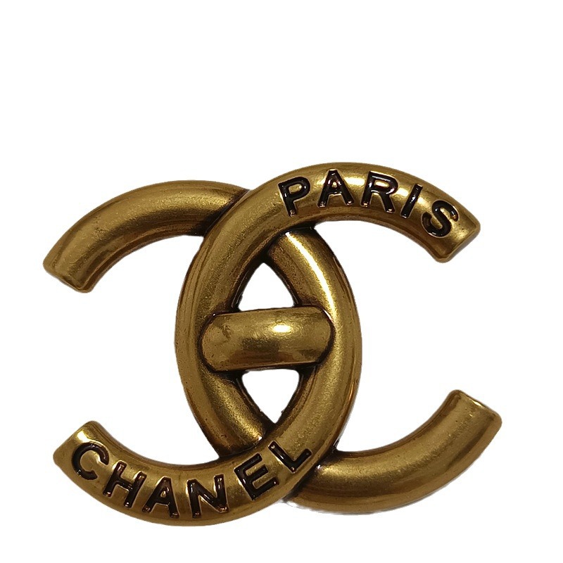 メーカーはダブルCアルファベットのレトロなブローチを提供しています。