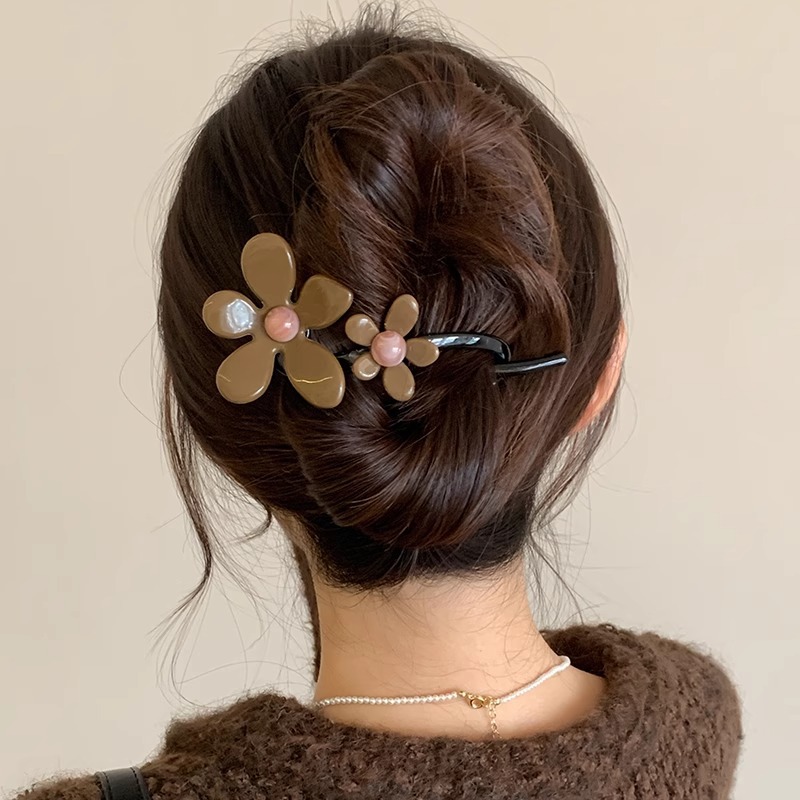 Simple y versátil arco torcido clip para el cabello de la mujer en la parte posterior de la cabeza un clip para el cabello de tiburón en un clip de agarre de alta calidad