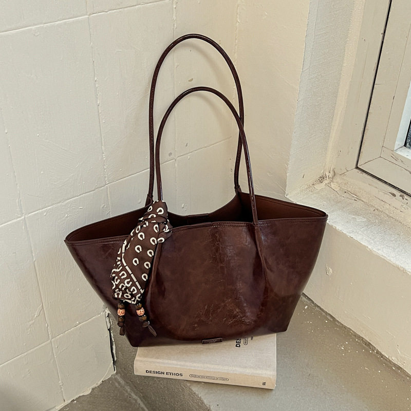 Túi tote nữ đeo vai thiết kế tối giản dáng shopping cỡ lớn — Cà phê màu lụa miễn phí khăn, Khăn lụa đen, Nâu lụa miễn phí khăn, Màu cà phê với khăn lụa chi tiết 8