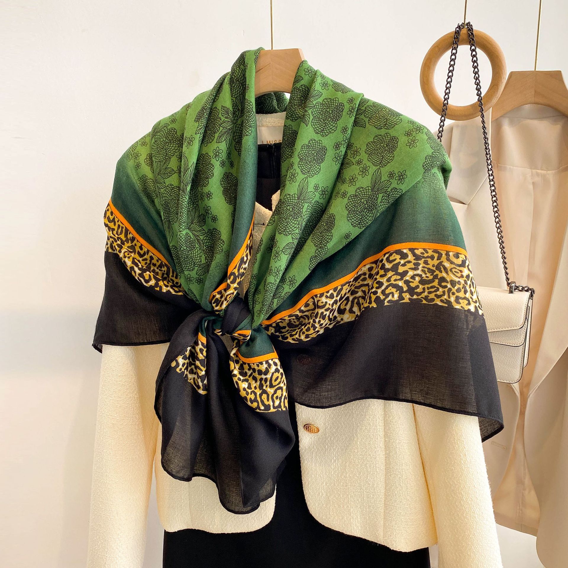 Clásico europeo y americano moda leopardo estampado gran cuadrado bufanda viaje protector solar chal bufanda de seda 135*135cm algodón y lino sensación bufanda