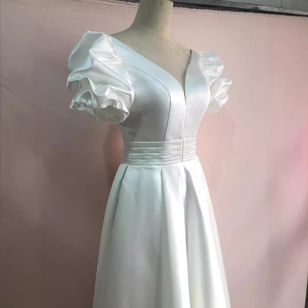 Vestido de novia ligero 2026, nuevo estilo, cuello en V, estilo francés, cola simple, satén, talla pequeña, venta al por mayor.