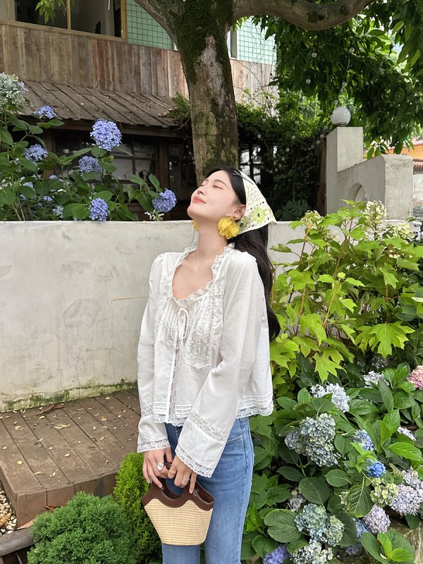 Elegant and Exquisite Solid Color Shirt with Lace Patchwork Design for Women in Summer Elegant and Exquisite Solid Color Shirt with Lace Patchwork Design for Women in Summer