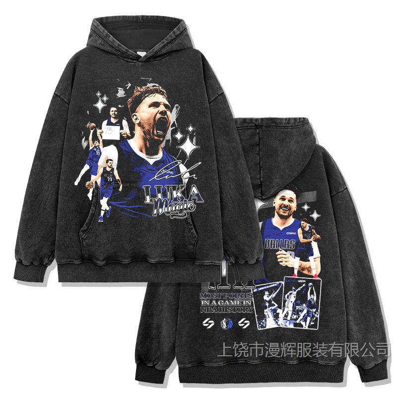 Suéter de capucha negra lavado con agua