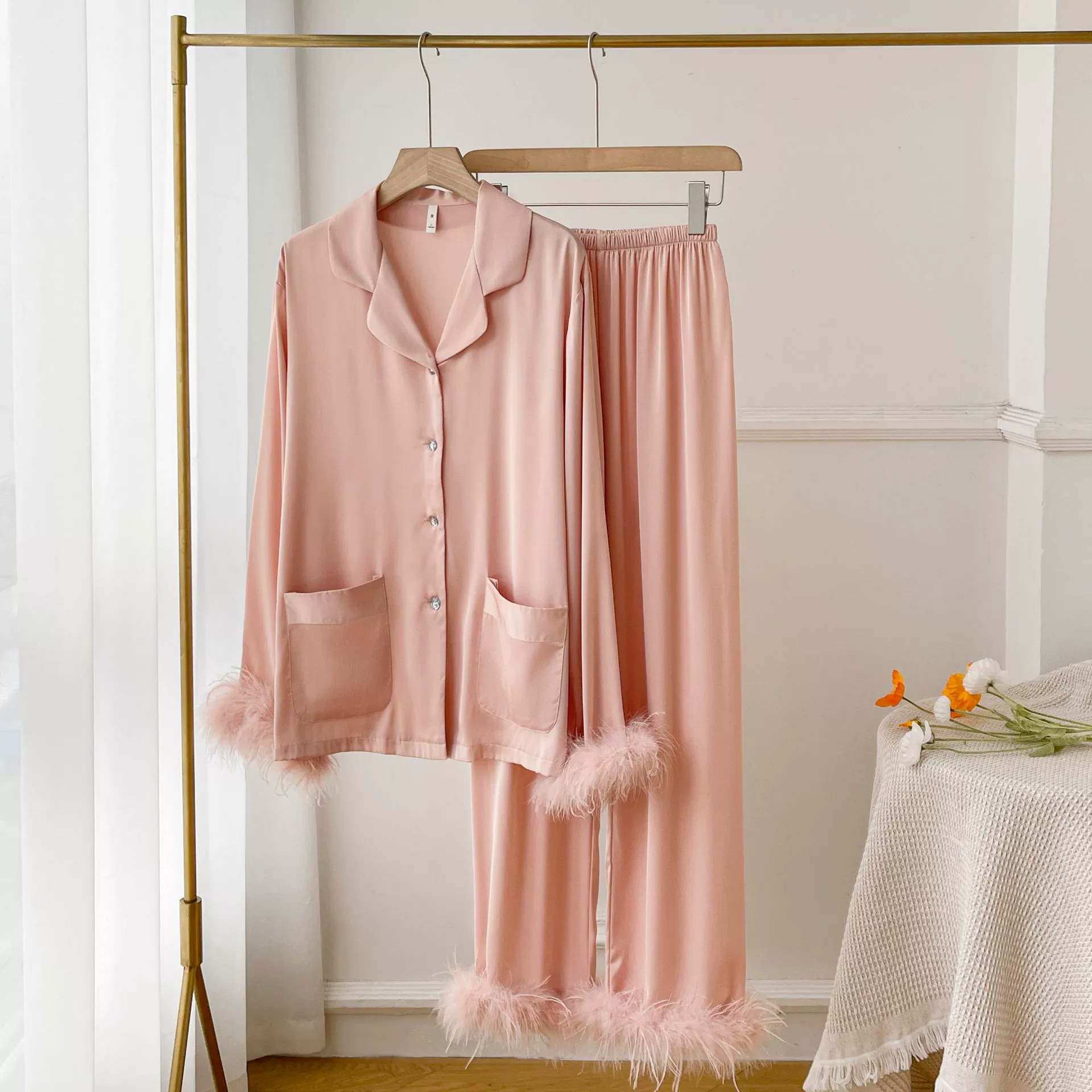 Богатые золотые перья, ледяная шелковая пижама