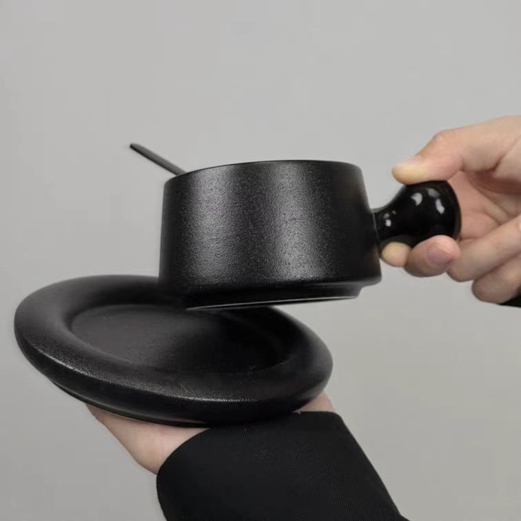 Taza de café negro esmerilado retro, mango redondo, diseño de nicho de lujo ligero, personalidad, té de la tarde de cerámica de alto valor