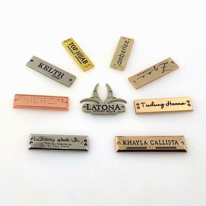 厂家直销压铸锌合金打孔服饰箱包logo凹凸电镀长方形缝线装饰标牌