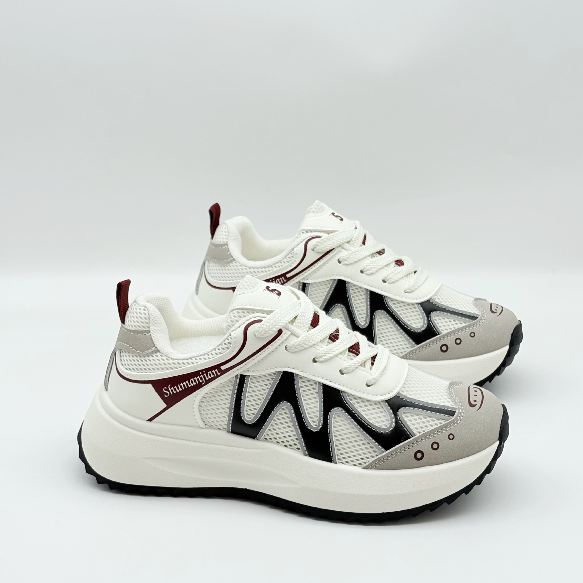 Zapatos de entrenamiento transpirables de malla gruesa para mujeres 2026 nuevos zapatos de montaña casuales super caliente primavera-verano zapatos deportivos turísticos