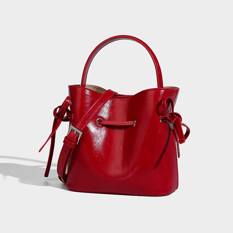 Diseño de nicho bolsa de cubo de cuerda de bombeo bolso de mujer 2025 nuevo bolso bolso mariposa bolso de moda suave bolso de hombro