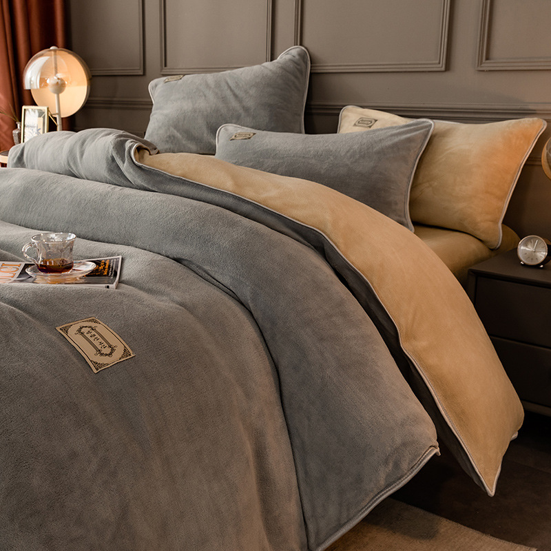 Alta sensación de cama de terciopelo de leche cuatro piezas con sábanas de terciopelo de coral de brida en otoño y invierno con un conjunto de terciopelo de tres piezas