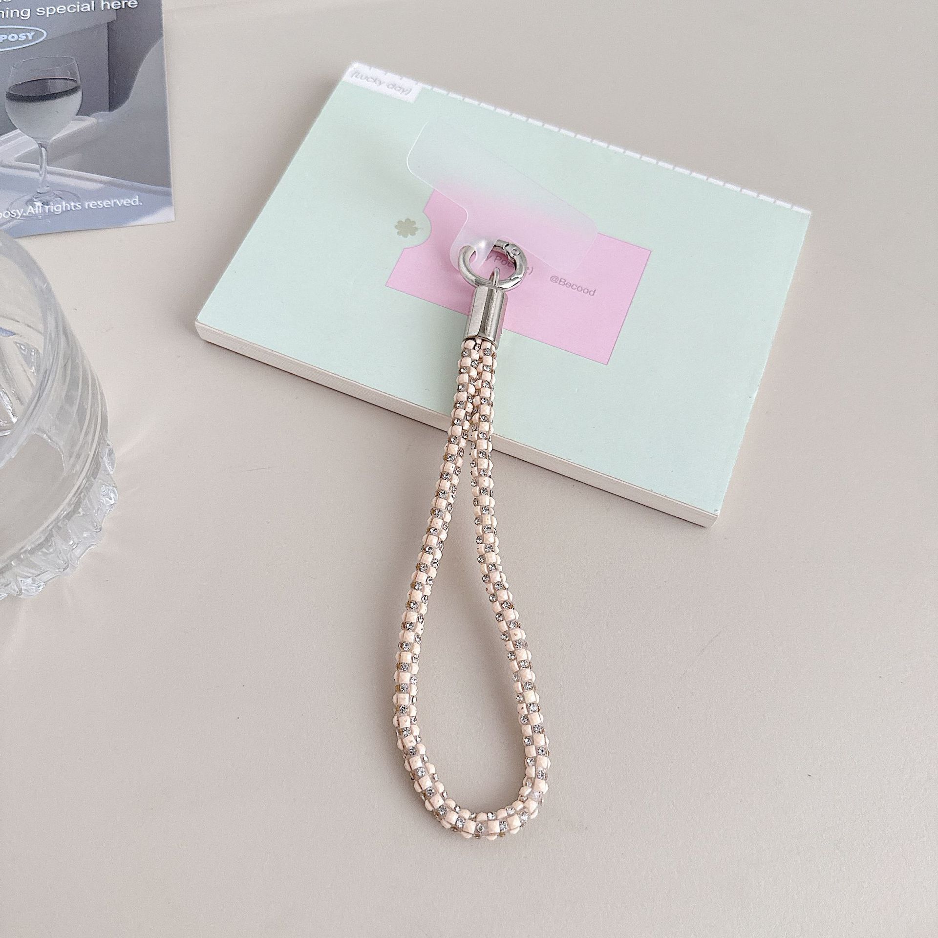 Cadena colgante de teléfono móvil de alta gama hecha a mano de boutique, sensación femenina de alta gama, lujo ligero, cadena colgante de diamante completo, cadena colgante de teléfono móvil de moda, sección larga y corta