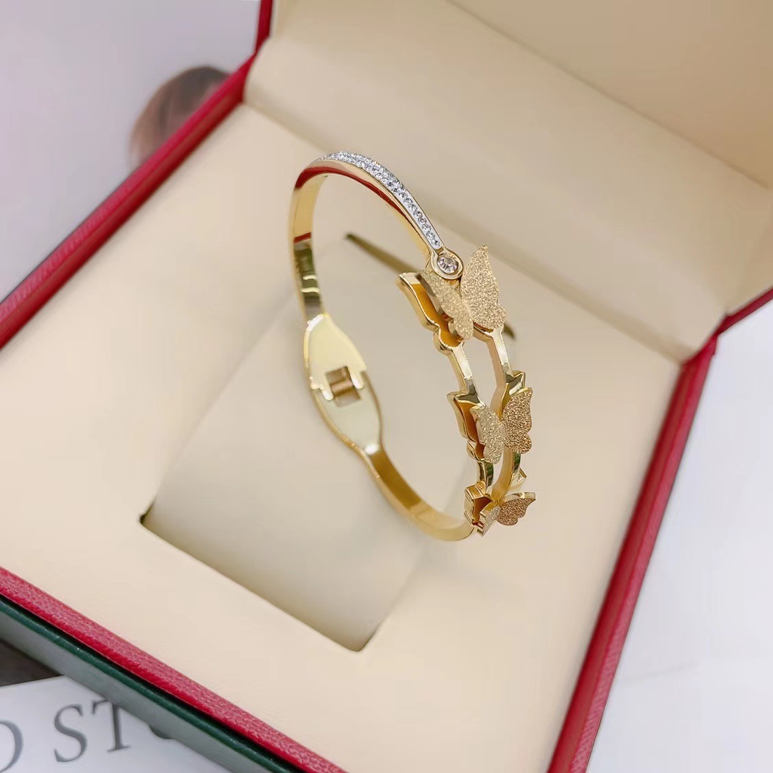En stock fábrica directa Transfronteriza Popular electrochapado 18K pulsera de acero de titanio femenina personalidad no se desvanece moda nicho moda