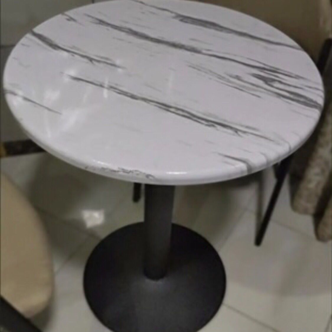 어떤 조합에도 어울리는 의자 2개가 있는 60개의 둥근 흰색 대리석