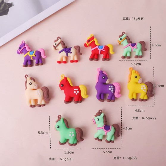 2026 nuevo año de dibujos animados caballo llavero de PVC muñeca de fiesta pequeño colgante decoración creativa pegamento suave lindo pequeño colgante