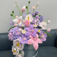 手作りの花束を編むdiy材料は自作のツイストスティックの完成品を包んで、バケツを抱いてシミュレーション花を作って彼女の親友にあげます。