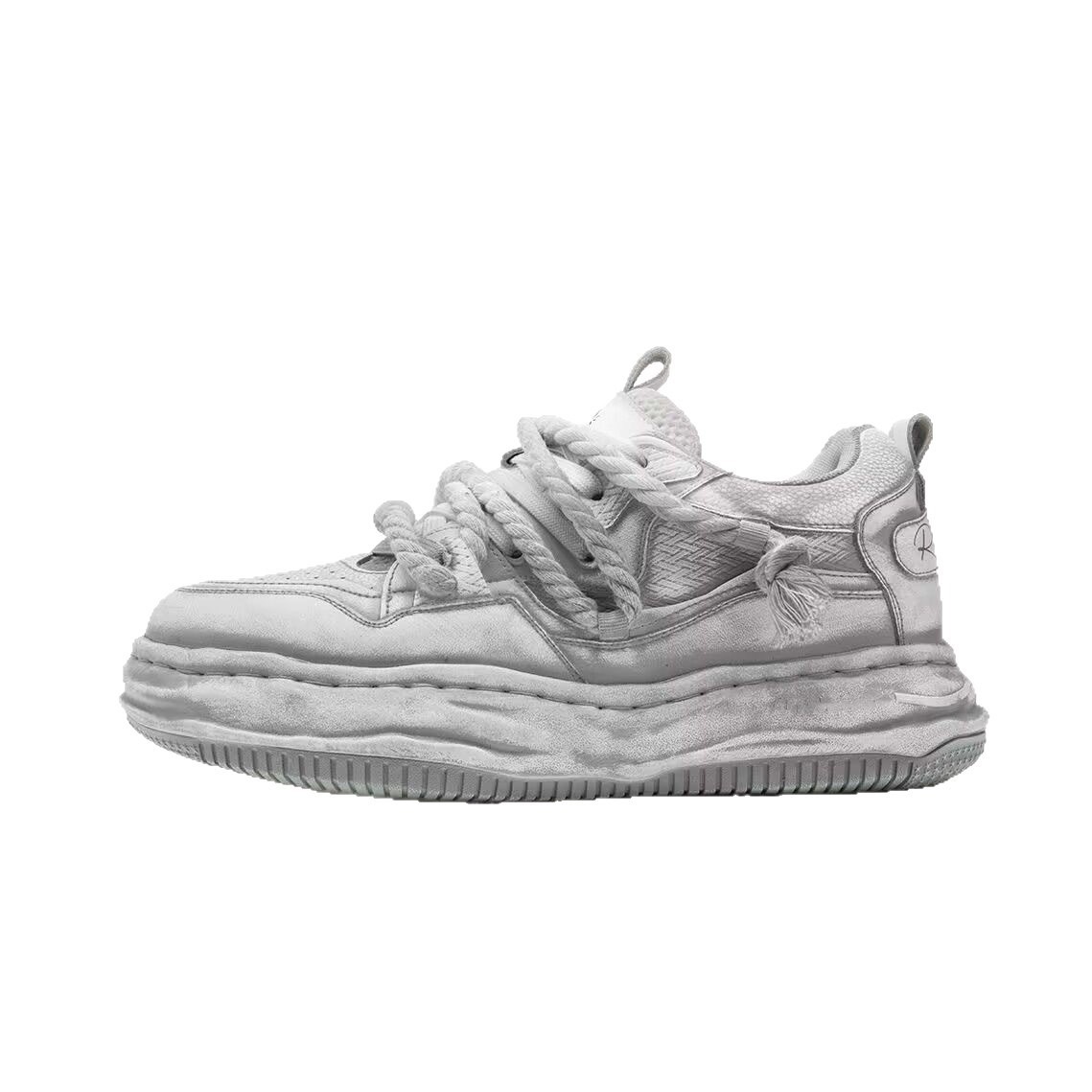 Hecha viejos zapatos sucios para parejas con suela gruesa, zapatos deportivos casuales de diseño universal, zapatos de skate de moda