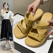 粗跟外穿露趾鉚釘涼拖鞋女2023夏季新款韓版增高仙女時尚一字拖鞋