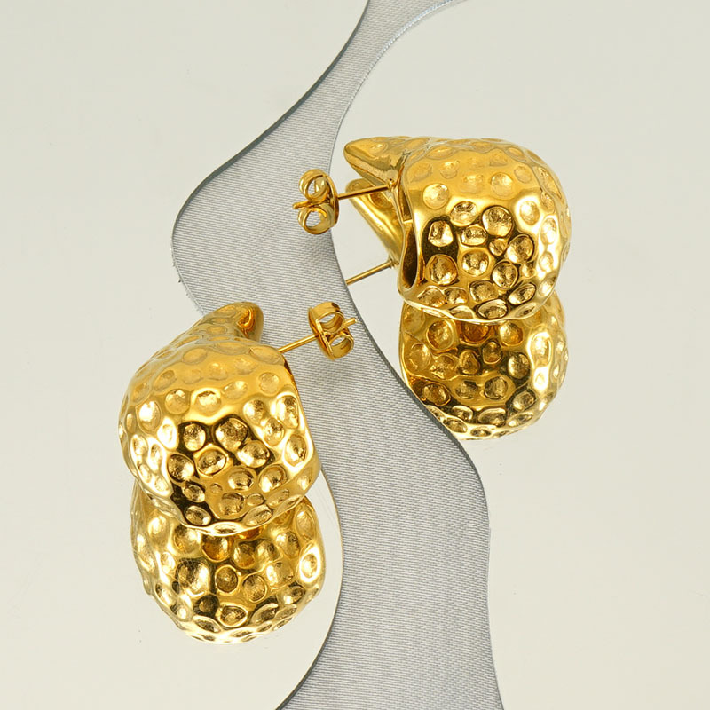 Diseño de gama alta sentido 18K oro Acero inoxidable gota de agua martillado pendientes mujer estilo europeo y americano INS titanio acero pendientes al por mayor