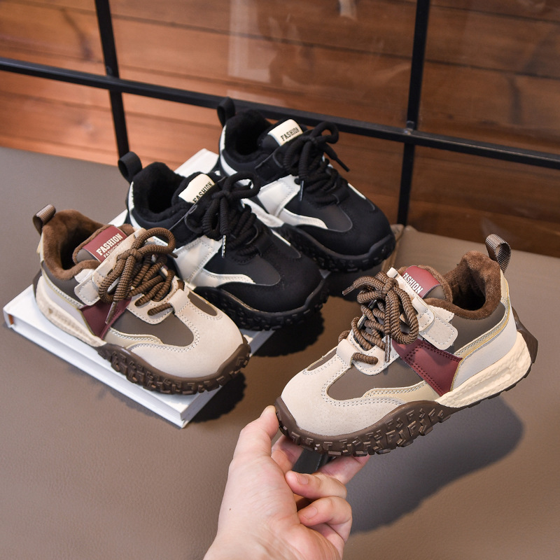 Hombres y mujeres zapatos para niños de mediano tamaño 2025, otoño y invierno, nuevos zapatos para niños con terciopelo cálido, casuales y deportivos ligeros para padres.