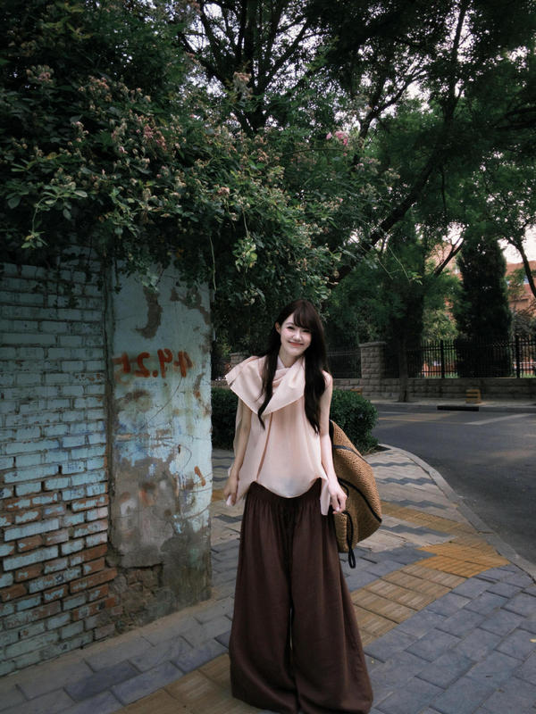 French-style artistic sleeveless pink shirt for women, summer 2026 new model, elegant and loose-fitting shawl top