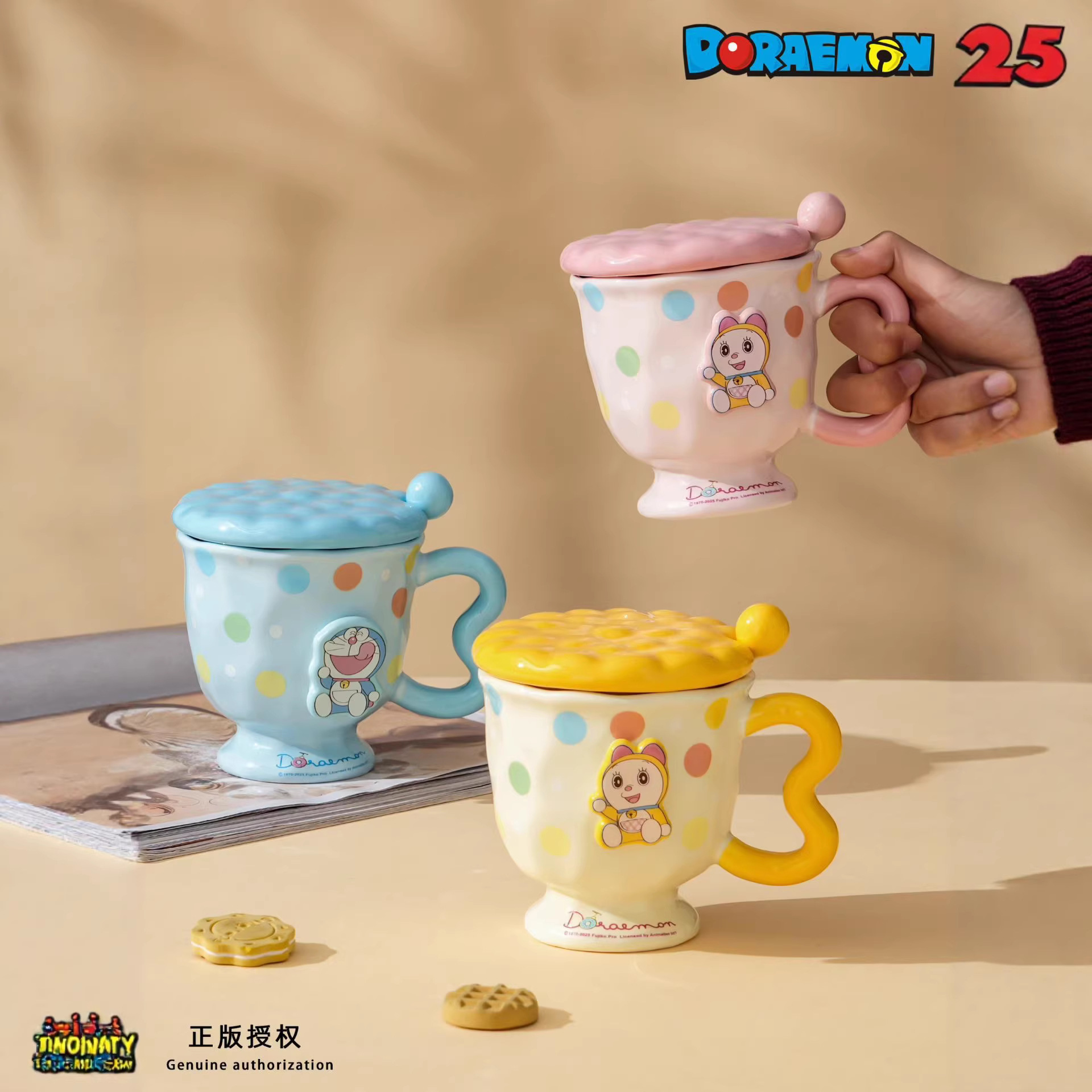 Creativo encantador relieve Doraemon taza de cerámica de alto valor de mano regalo taza de agua taza de pie alto con cubierta cuchara