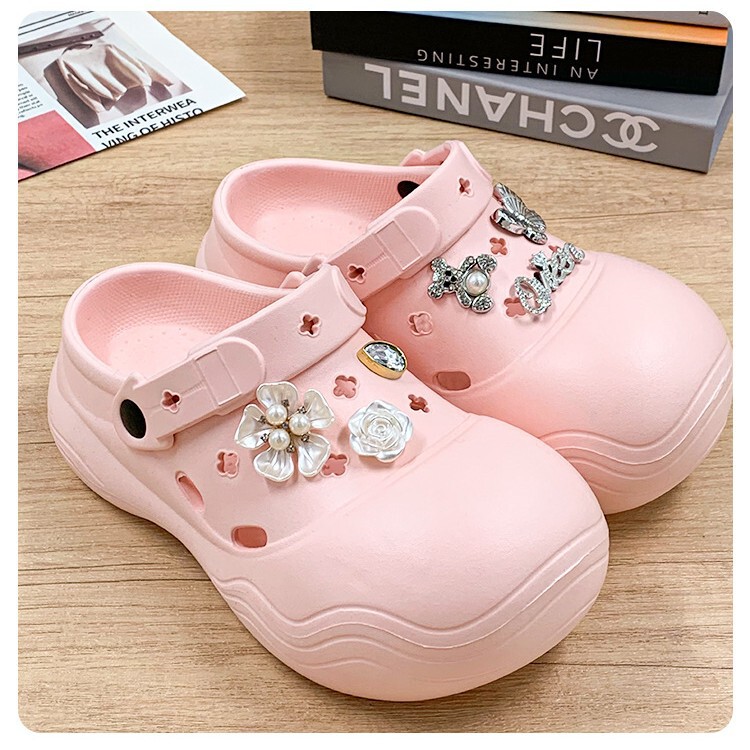 Doraemon-Style Women's Clogs with Thick Soles, Closed-Toe Platform Slippers, Fashionable Casual Non-Slip Height-Increasing Beach Sandals Doraemon-Style Women's Clogs with Thick Soles, Closed-Toe Platform Slippers, Fashionable Casual Non-Slip Height-Increasing Beach Sandals