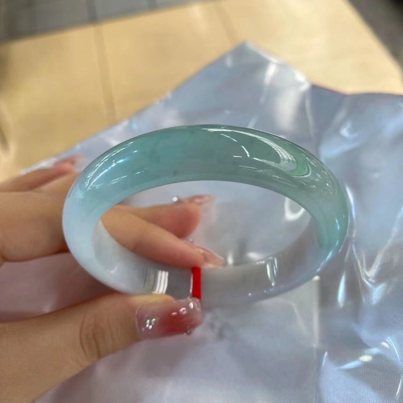 Vòng tay ngọc bích tự nhiên nữ hoàng gia màu xanh nhạt, đường kính trong 52–64 mm chi tiết 1