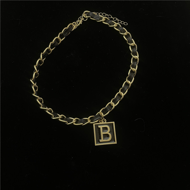 Nuevo Collar De Cuerda De Cuero Negro Europeo Y Americano Cadena De Clavícula Con Letra B De Acero De Titanio Femenino display picture 5