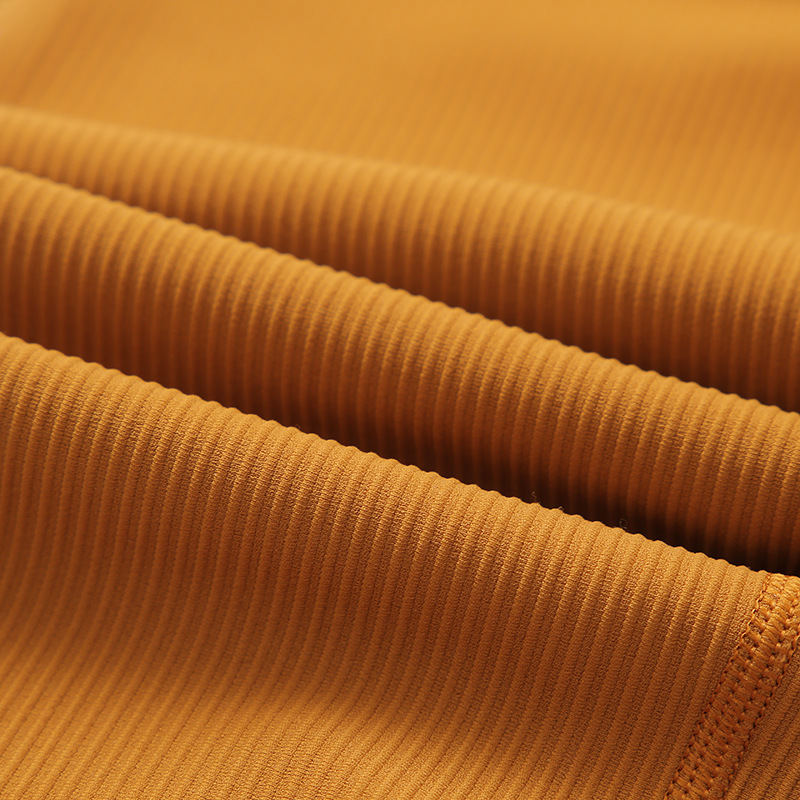 Nuevos shorts de yoga acanalados sin costuras de estilo europeo y americano para mujer, de cintura alta, efecto levanta glúteos, shorts deportivos de cinco puntos.