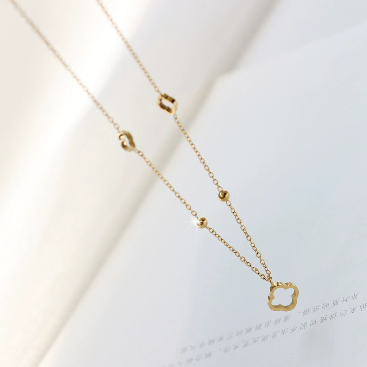 Cuatro hojas de hierba hueco collar de mujer 18k oro chapado con cuentas de diseño sofisticado personalidad de alta calidad cadena de clavícula roja no se desvanece