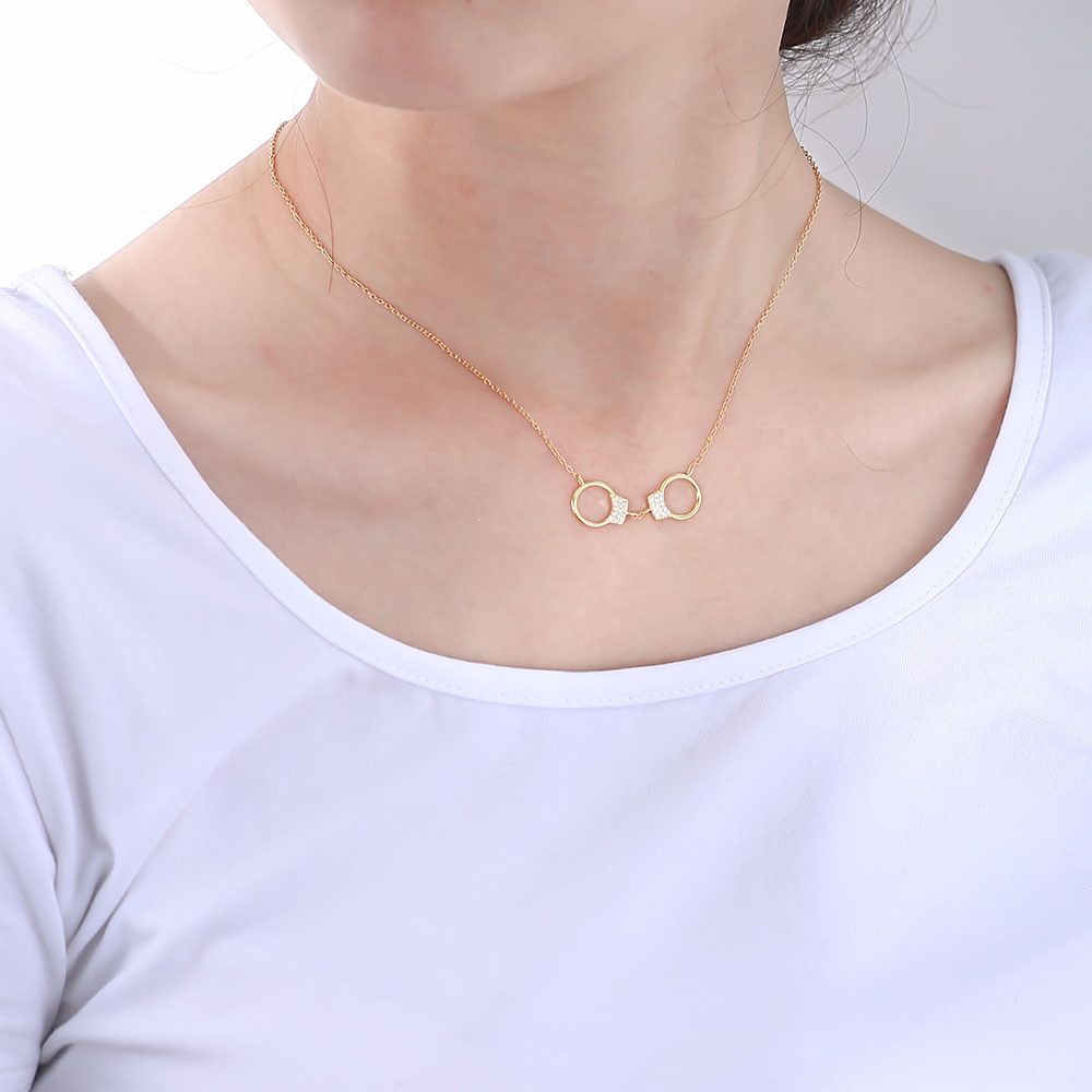 Collar de esposas incrustadas en diamantes de plata esterlina s925 para mujeres europeas y americanas retro internet celebridad ins moda hip hop estilo frío colgante cadena de clavícula