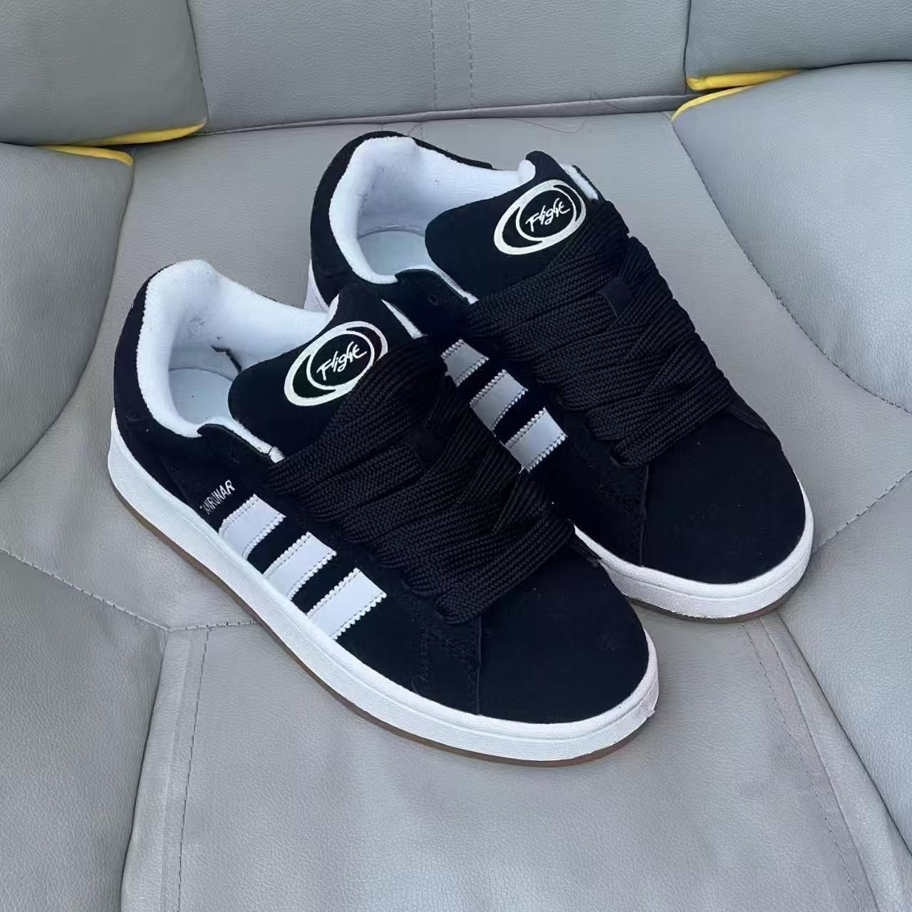 2026 primavera y otoño nuevas zapatillas deportivas con suela gruesa aumentando la altura de los zapatos de skate de pan versátil para mujeres estilo de puerto coreano zapatos de skate casuales
