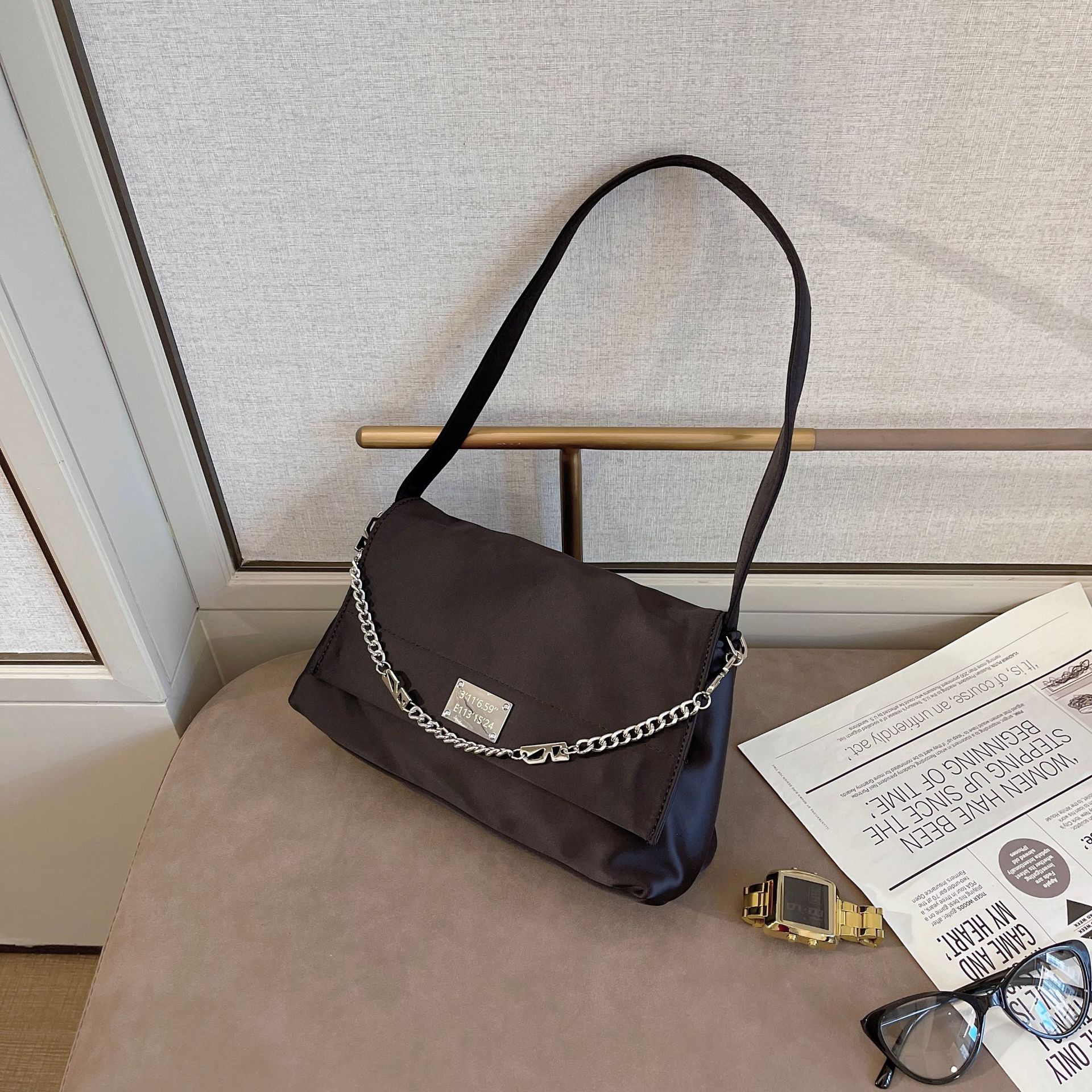 Small design chain vagrant for female 2024 new large capacity single shoulder commuter Messenger bag_voghion.com