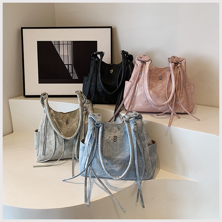 Large capacity wandering shoulder bag, new spicy girl high-end versatile double pocket strip casual crossbody armpit bag_voghion.com