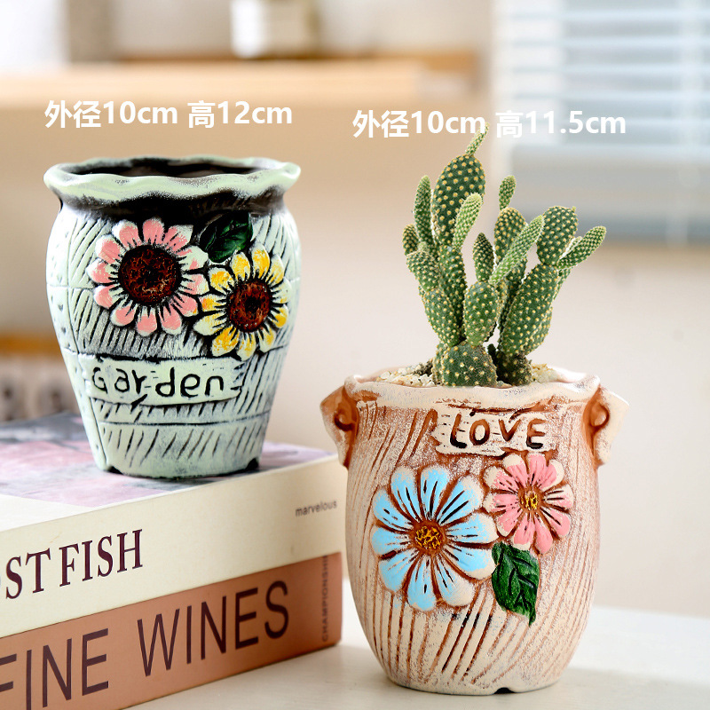 Dois vasos de barro com flores pintados à mão / forma