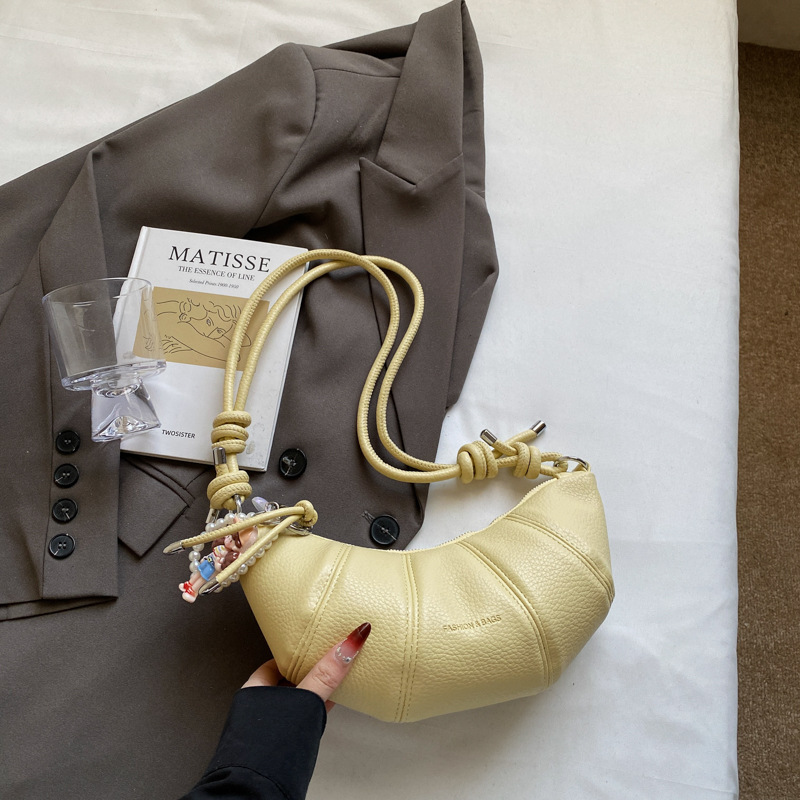 펜던트가 달린 노란색