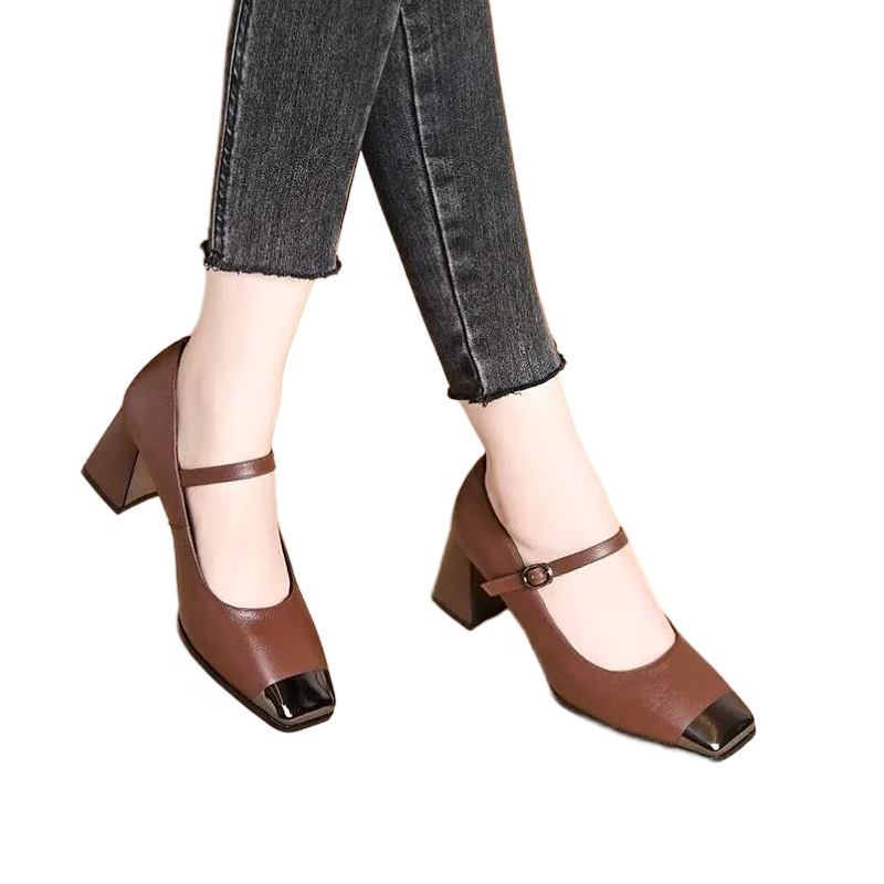 zapatos de cuero suave de moda 2026 nuevos zapatos de estilo Mary Zhen, cabeza cuadrada, boca superficial, retró una sola hebilla, zapatos de mujer