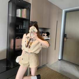 高品质~早秋新款老钱风小众百搭领长袖衬衫配丝巾+高腰短裤套装女