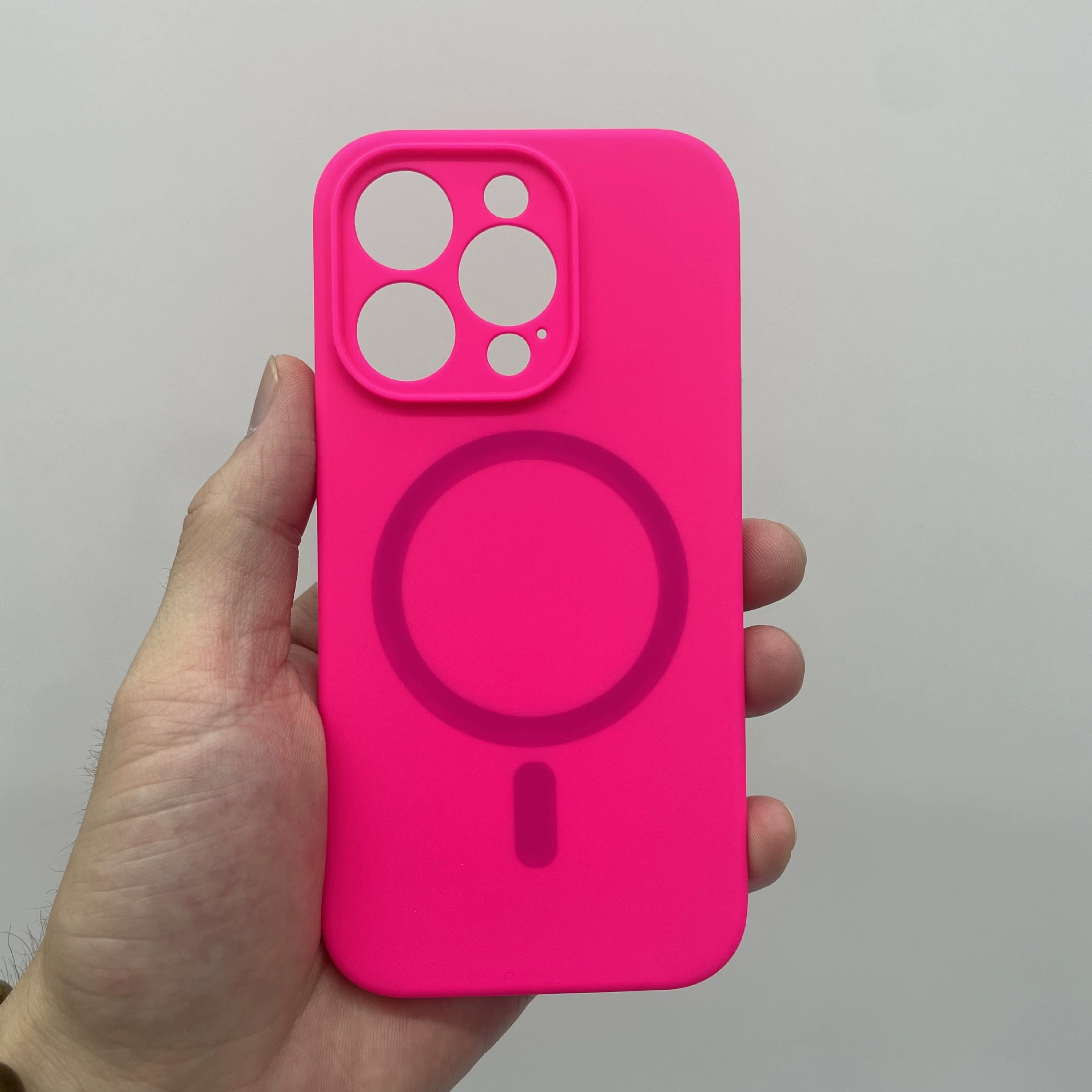 Силиконовый чехол (Apple) iPhone 16 — магнитное кольцо для объектива, противоударная защита