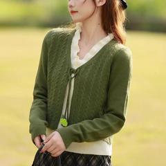 秋の新型レトロなストラップの短い長袖のニットの女性の韓国版のvネックの色合わせの偽の2つのニットの上着