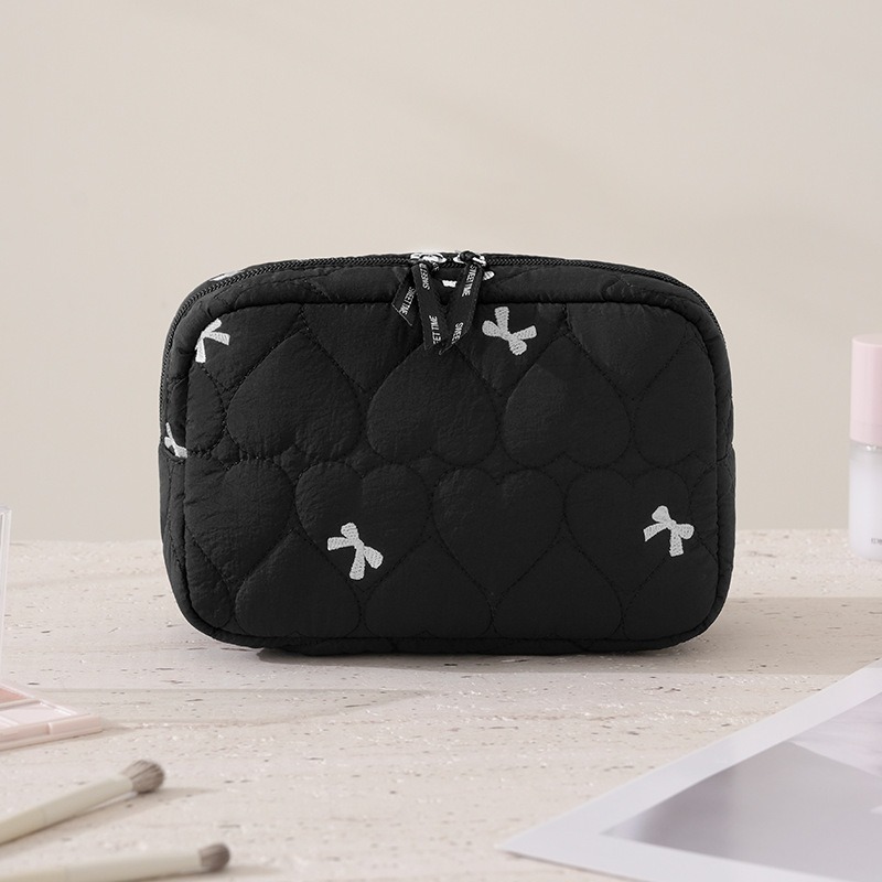 New heart-shaped quilted handbag with a bow, a cute storage bag, and a lightweight makeup bag for everyday use