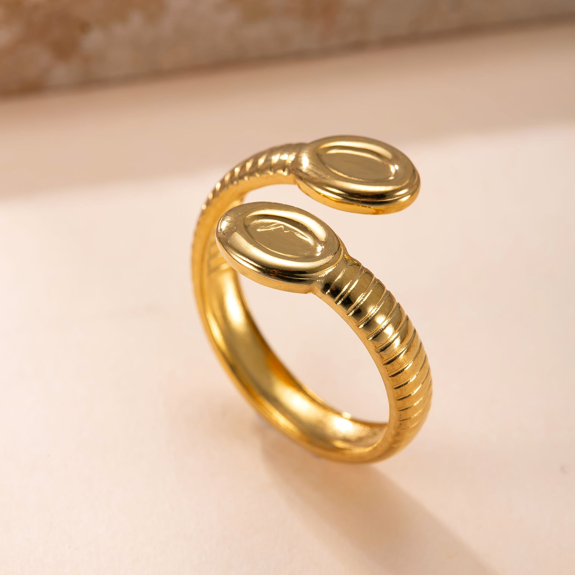 Anillo de acero inoxidable europeo y americano Moda femenina Anillo de estrella de mar hidráulico geométrico Chapado en oro de 18 quilates Anillo de amor Joyas de acero de titanio