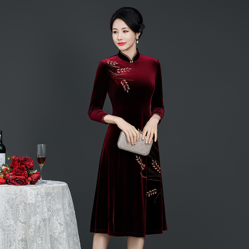 Wow, Wedding Banquet Cheongsam Dress 2026 New Style Middle-Aged and Elderly Mother's Autumn Dress Gold Velvet Dress for Women