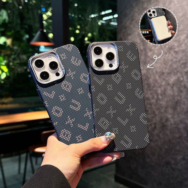 iPhone16pm 発光磁気電話ケースに適したカーボンファイバーパターン Apple 15 クリエイティブレターオールインクルーシブ電話ケース|undefined