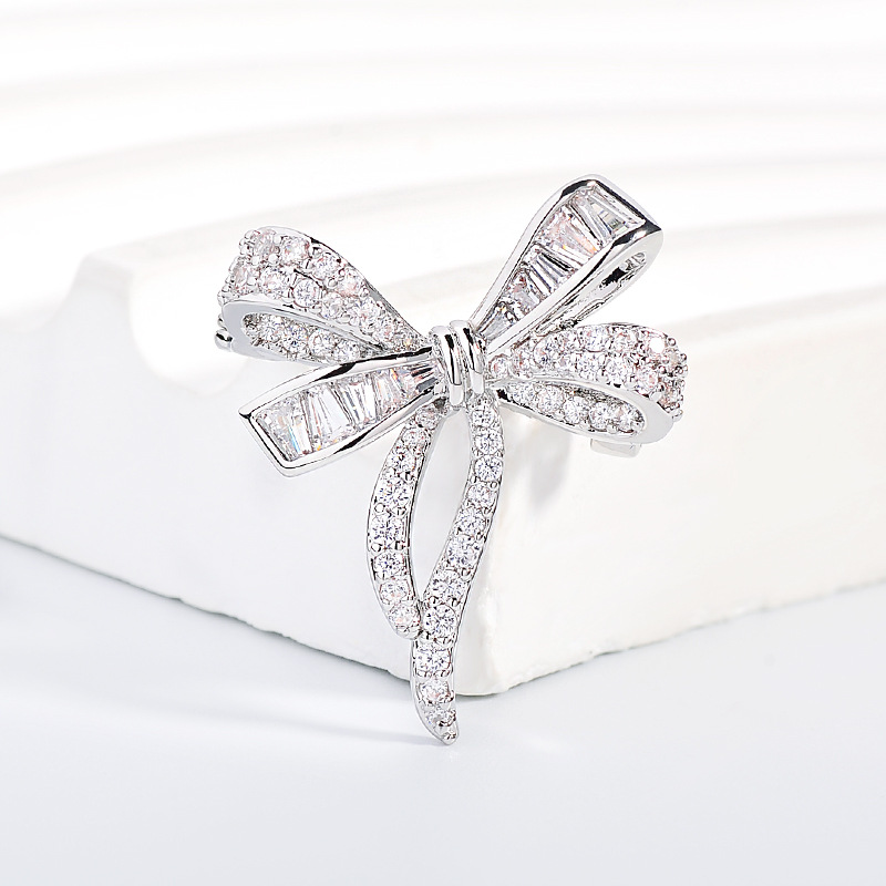 New Bowknot Ribbon Brooch with a Light Luxury and High-End Feel, Featuring Exquisite Craftsmanship and Super Shiny Enamel Design for Women, a Unique Brooch Accessory