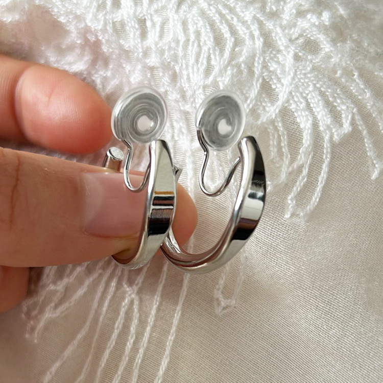 Orecchini a clip minimalisti cerchio donna gioielli design eleganti_voghion.com