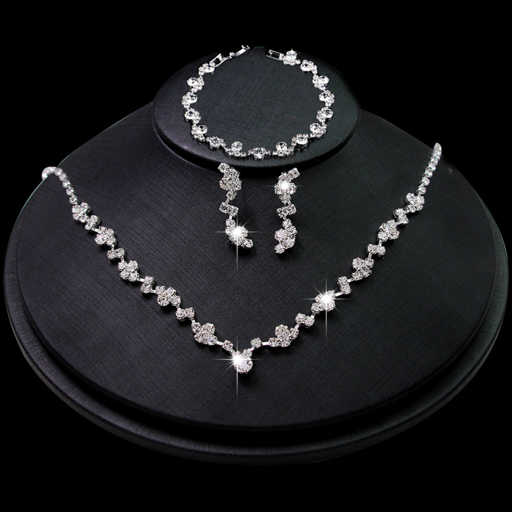 3-Piece Set of Sense of Design Bridal Necklace Earrings Wedding Dress Design Clavicle Chain Rhinestone Wedding Jewelry Set