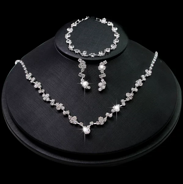3-Piece Set of Sense of Design Bridal Necklace Earrings Wedding Dress Design Clavicle Chain Rhinestone Wedding Jewelry Set