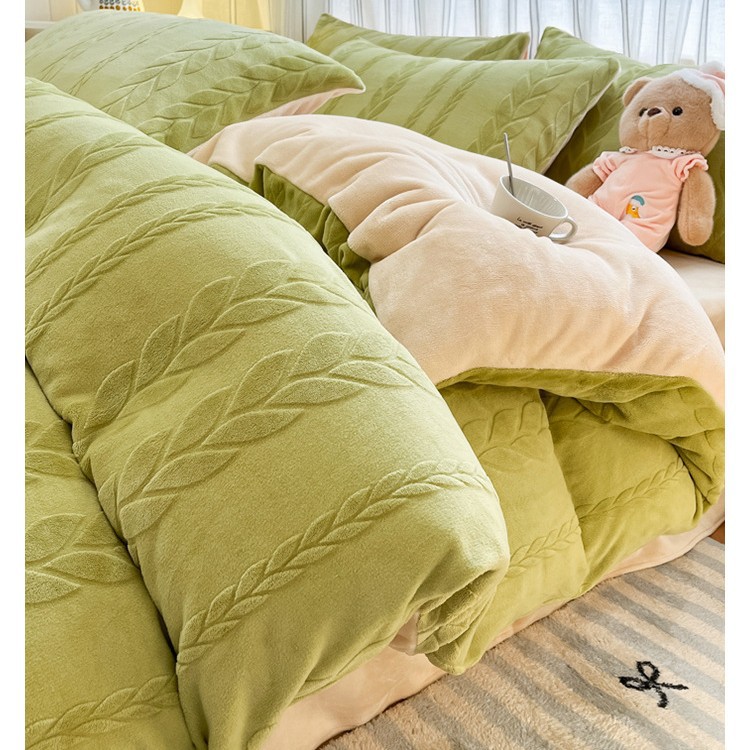 El conjunto de cuatro piezas de terciopelo de leche tallada otoño y invierno engrosado calentamiento 2025 nueva sábanas de terciopelo de coral cubierta de cama de tres piezas