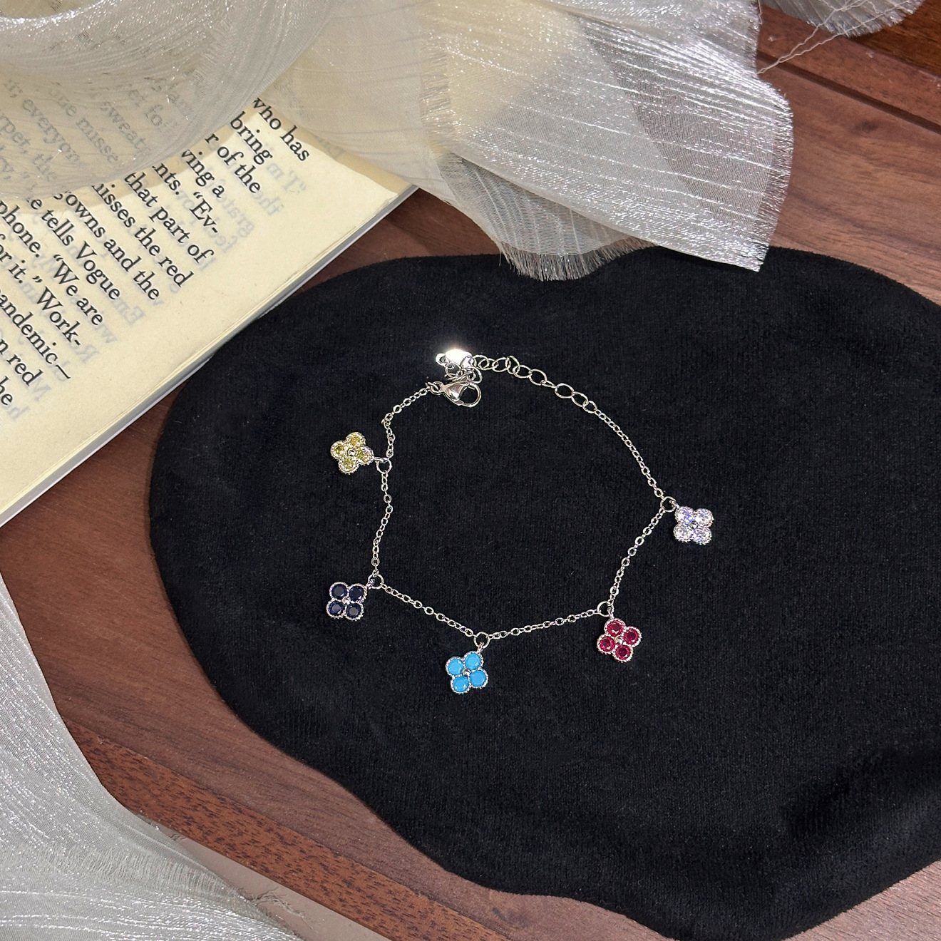 Populair op Xiaohongshu: Armband met dopaminekleurige diamanten en klavertje vier voor dames, lichte luxe, hoogwaardig, elegant._voghion.com